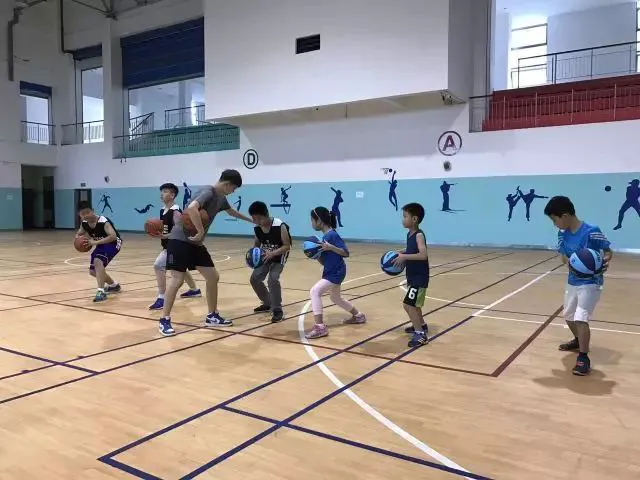 职业篮球教练如何制定有效的赛制训练计划？_1